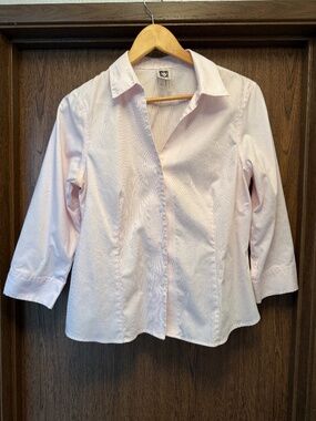 3/4 sleeve Anne Klein Blouse. Size Medium. Pink and white.